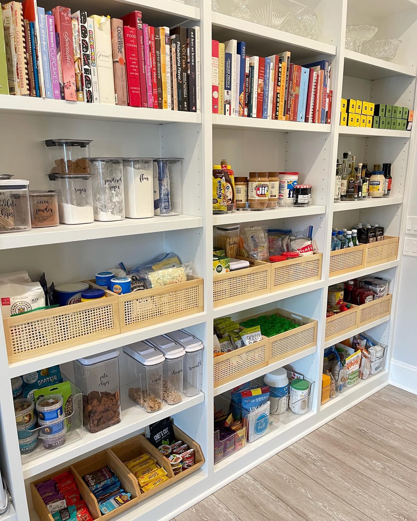 ✨ 𝑩𝒆𝒇𝒐𝒓𝒆 &amp; 𝑨𝒇𝒕𝒆𝒓 ✨

Playing with new textures and materials in this pantry 🤍

Swipe to the end to see where we started! 👉🏼

#charlestonorganizer #organizecharleston #organization #organizing #charleston #roomforpeaceorganizing #orga