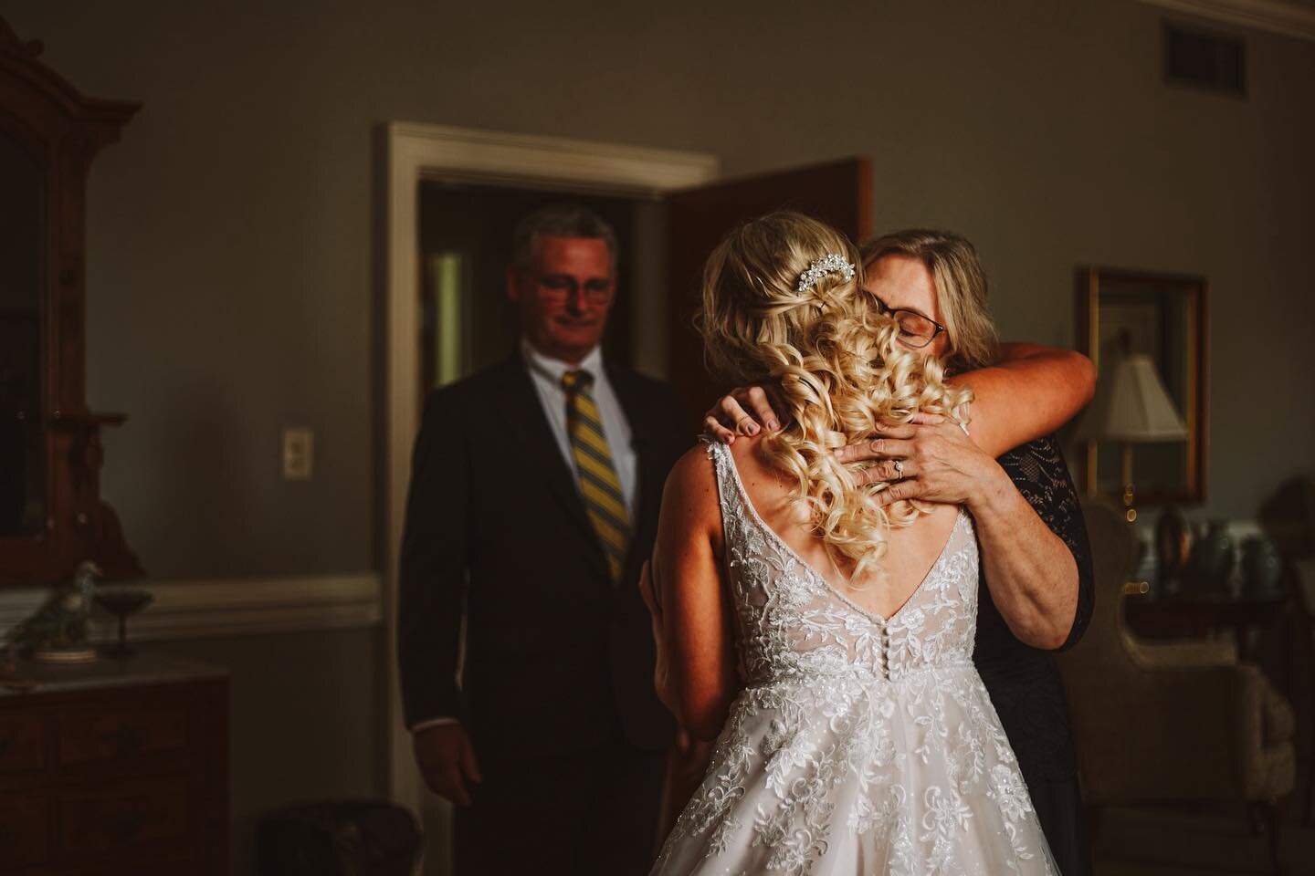 Wedding day moments 🤗

Venue: First Presbyterian + @pinewoodcountryclubnc 
Wedding Planner: @momma_pig + Nancy Yow
Videography: @tobaccoroadfilmco 
DJ: Barry Yow 
Florist: Burge Flower Shop
Catering: Pinewood Country Club
Cake: @deliciousgreensboro 