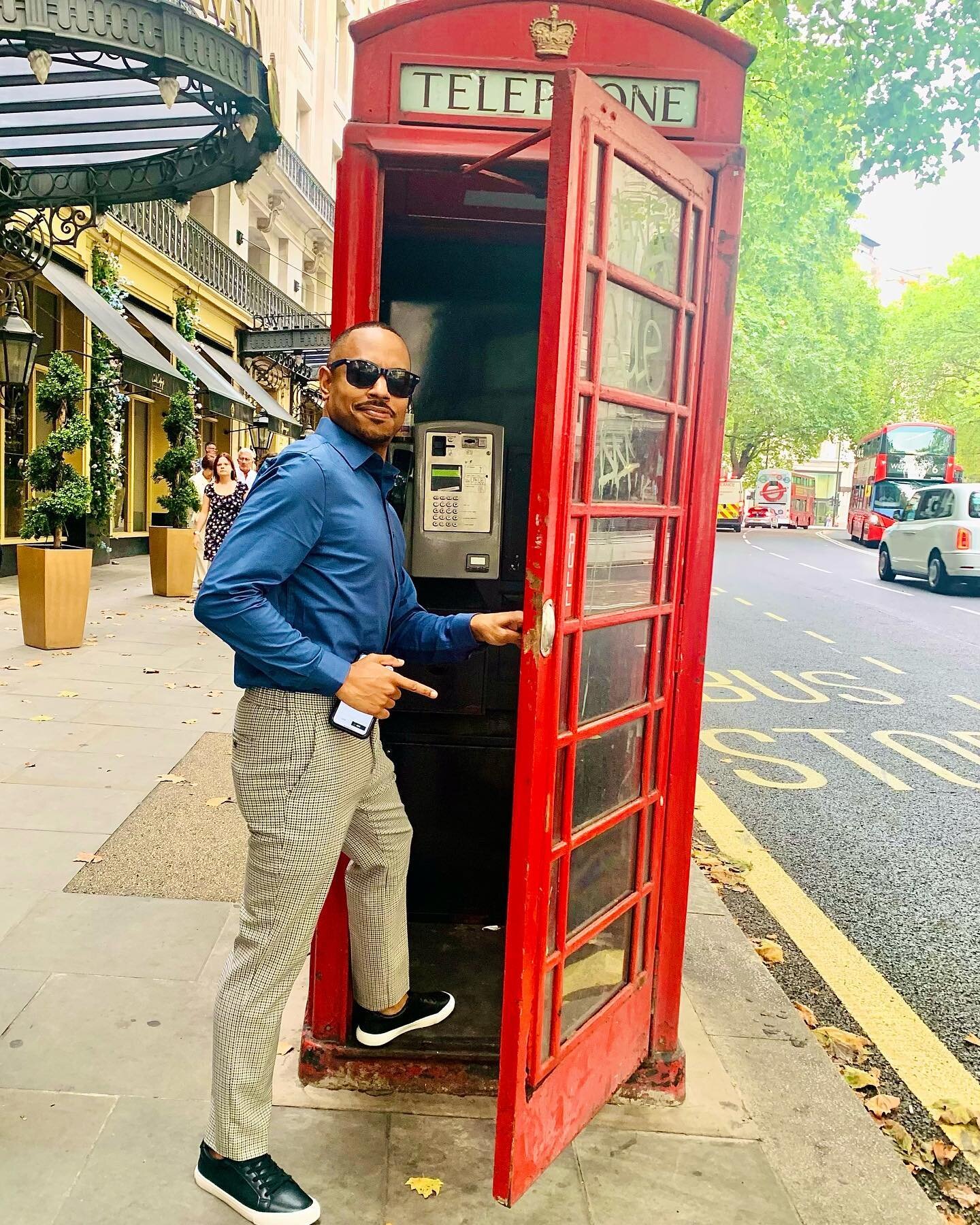 Client and friend @the_brandonb enjoyed his birthday festivities in London styled by Fashion Mr.

#birthdaytravel #styledbyfashionmr #lookgoodfeelgreat #travelgram #bookme #bookthelook #atlantafashionstylist #london #uk