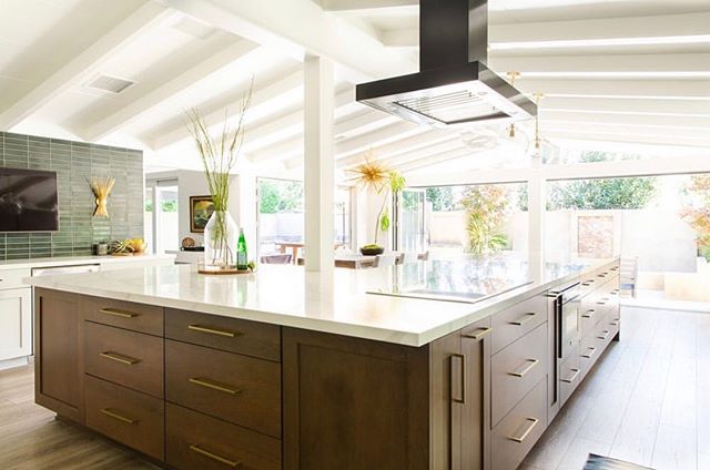 Is it weird if I had a very vivid and detailed team of my dream house that included this kitchen by @sokodesign ???
..
I mean, maybe not? Have you seen this kitchen?!?
..
Design | @sokodesign ✨👏🏻😘
..
#dreamkitchen #literally #cantstopwontstop #gob
