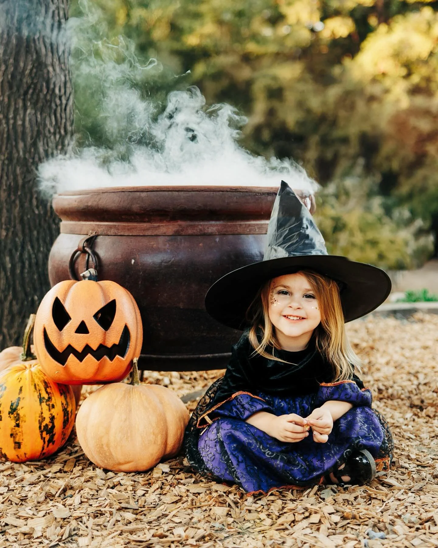 Halloween is by no means my holiday but I couldn&rsquo;t let today pass without sharing this sweet session with this magical little lady ✨ Such a fun afternoon with her and her family!