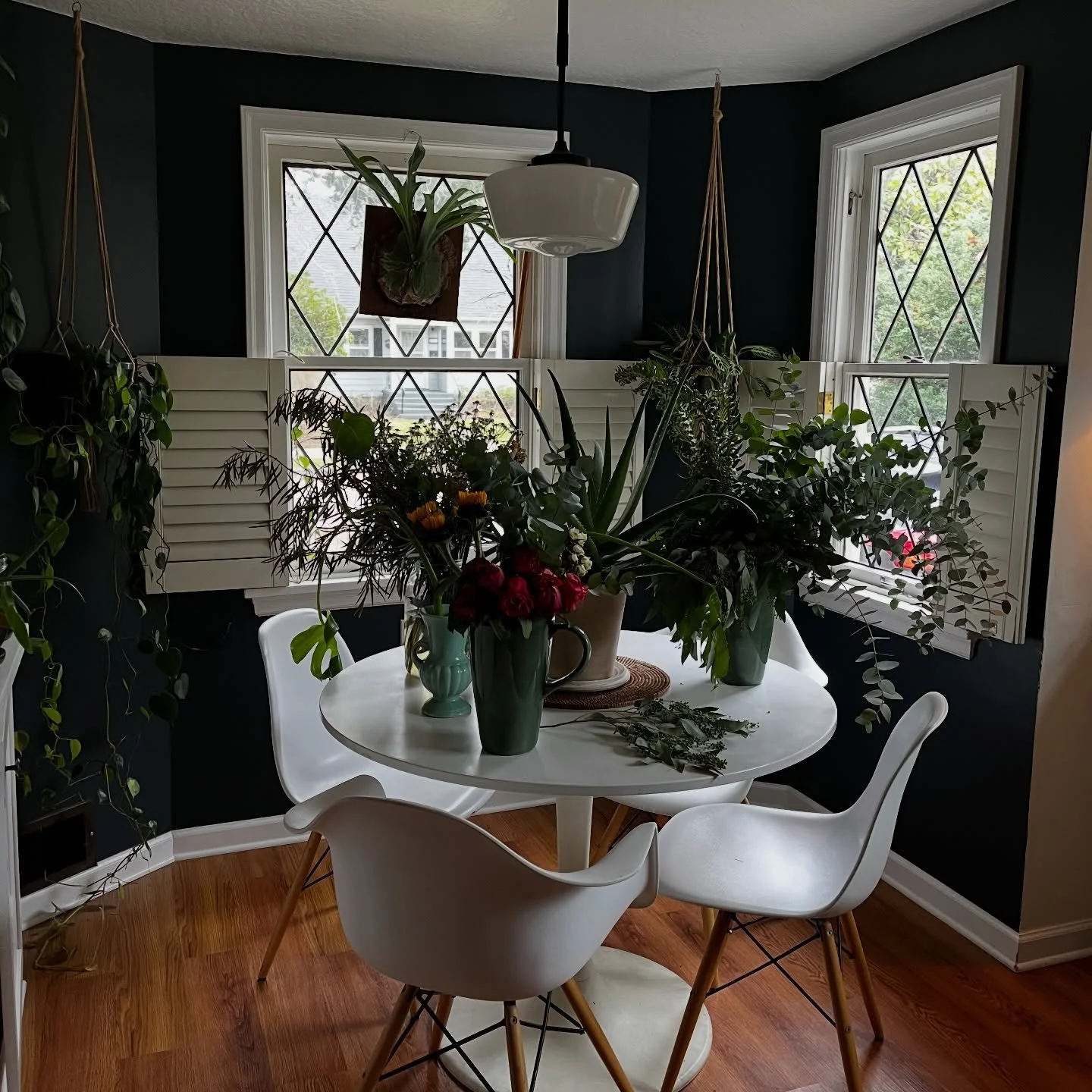 One of the many bonuses of formulating skincare products with plants + flowers are the 📸 props 🌺🌿🥰