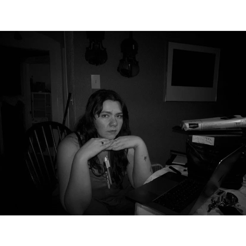 me + my emotional support pens against the world 

📸 @the_egg