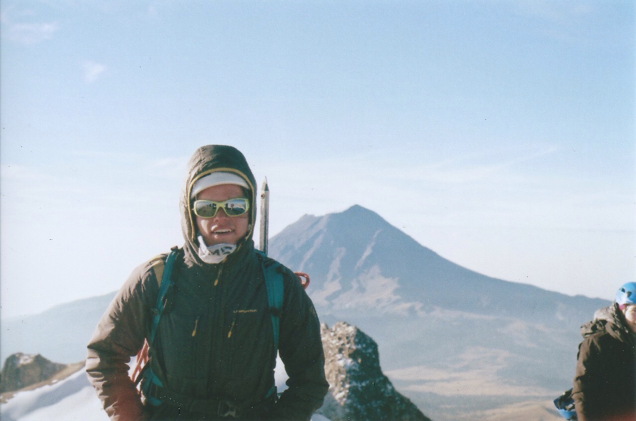Pablo León Álvarez Alpinista, escalador, corredor y fotógrafo de Guadalajara. Es guía de montaña de tiempo completo y Gerente Operativo de Summit Pro. Forma parte de la nueva generación de la Línea Directa y quiere apoyar al desarrollo de una cultura de aventura en México.
