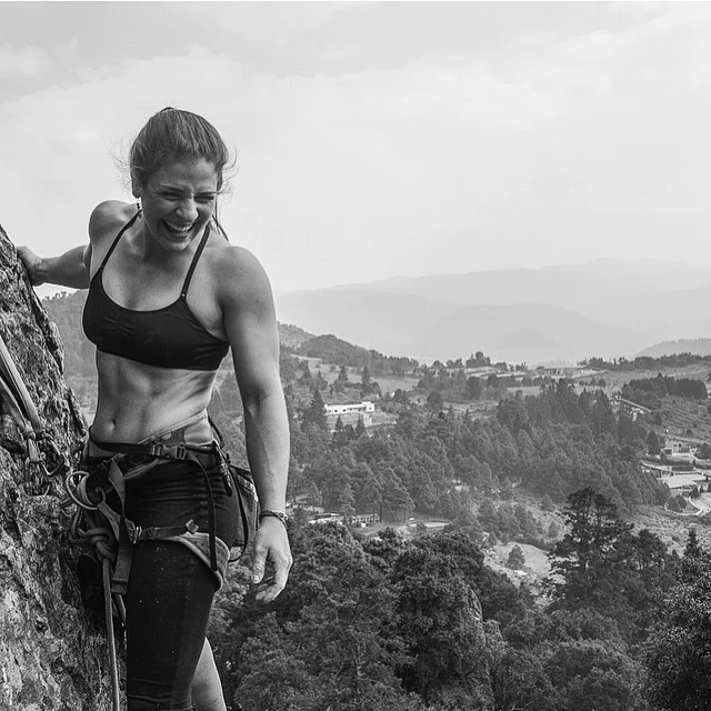 Adriana Duarte Escaladora de Cuernavaca y estudiante de arquitectura de la Ibero. Practica escalada deportiva y bloque y le motiva practicar más la escalada tradicional. Sus áreas de escalada favoritas son Los Dinamos, CDMX y el Chonta, Guerrero.