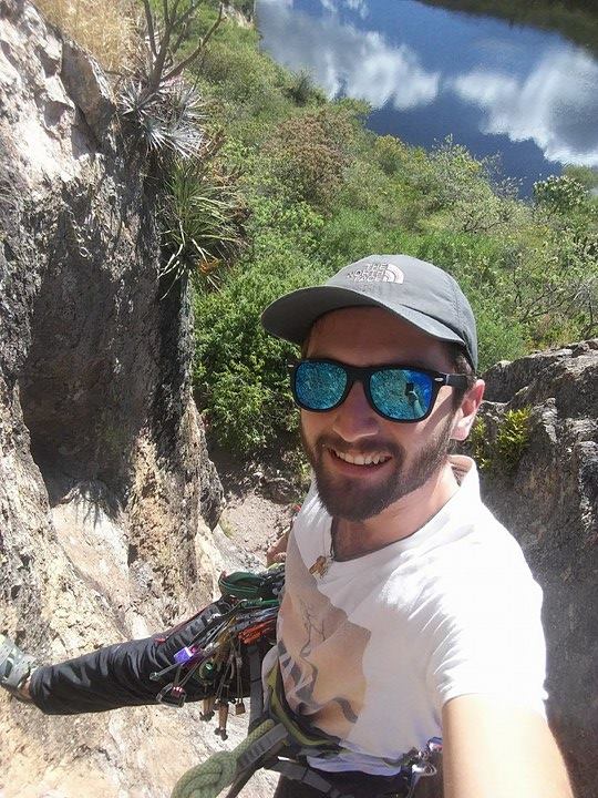 Raymundo Garcia Galguera Alpinista, escalador y guía de montaña Oaxaqueño. Le motiva transmitir el amor y respeto que tiene por la naturaleza y la aventura. Sus áreas de escalada favoritas son San Sebastian Tutla Santiago Apoala en Oaxaca, y los volcanes Mexicanos.