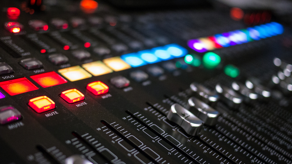 X32-BEHRINGER-MIXING-CONSOLE.jpg