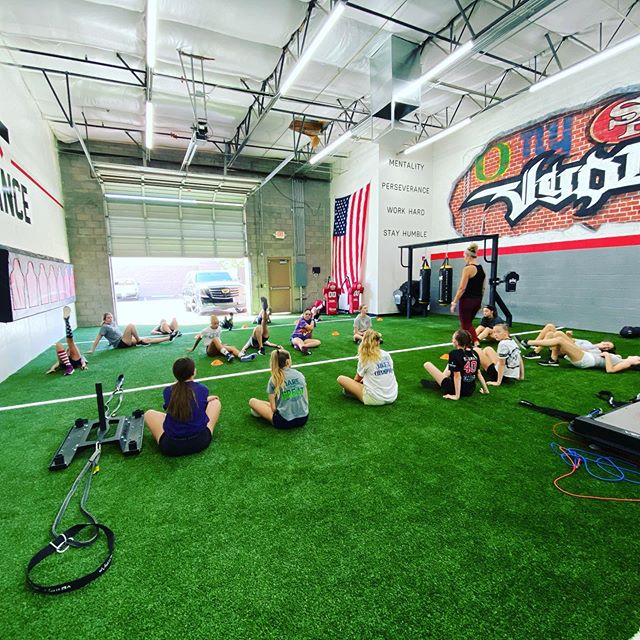 Love this group.  Each week they come, work their butts off and make themselves better.  Put in the extra work and you&rsquo;ll be a step above the rest. @vydlperformance @jamierenee1029
.
.
.
.
#saturday #saturdayworkout #volleyball #volleyballtrain