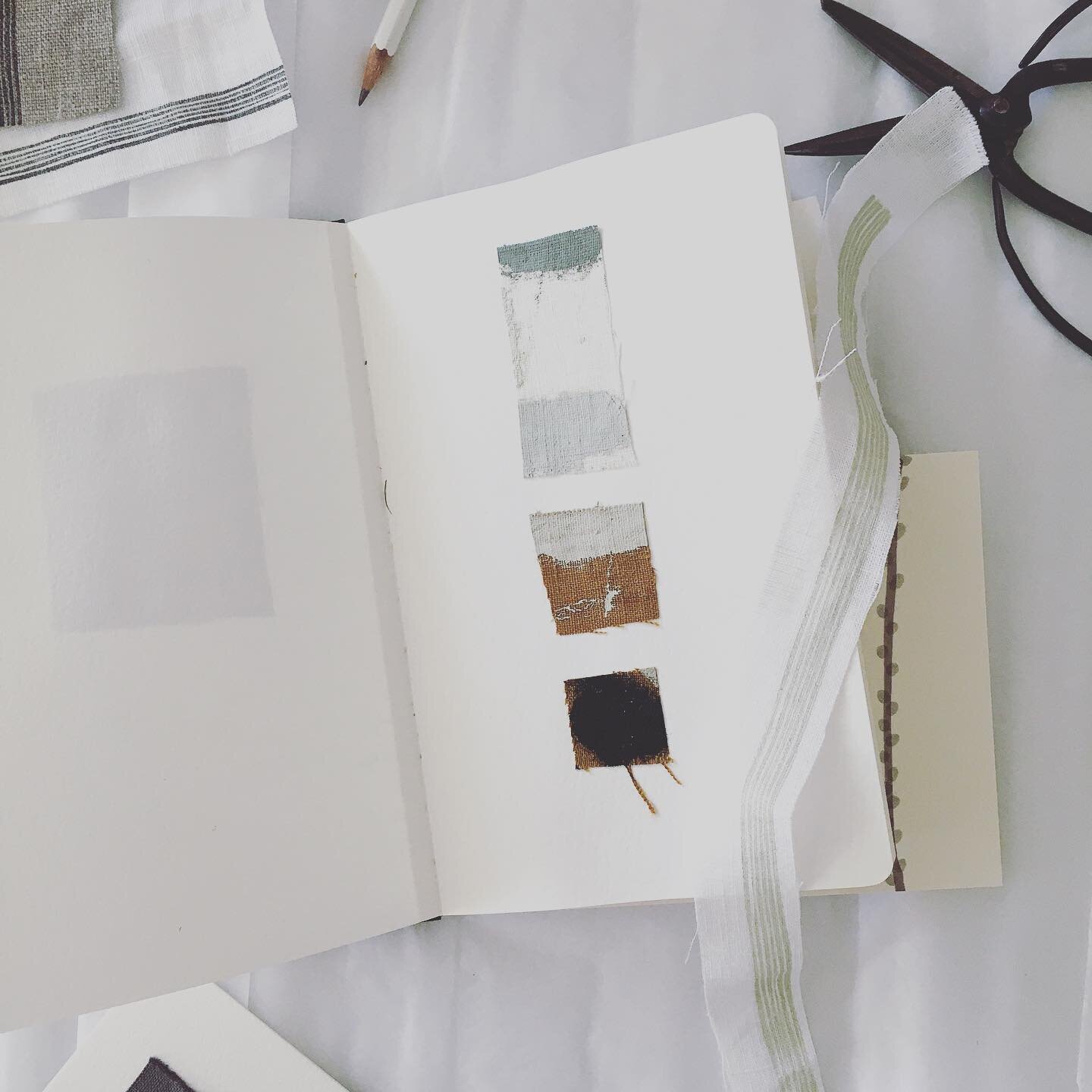 Colour notes▫️🔸〰️

Little test scraps stuck in notebooks as reference seem to become little stories of their own! 🌱

Happy Friday x
.
.
.
.
.
.
#studio #atelier #saltatelier #colour #colournotes #color #colourlove #fabric #linen #linenlove #textile