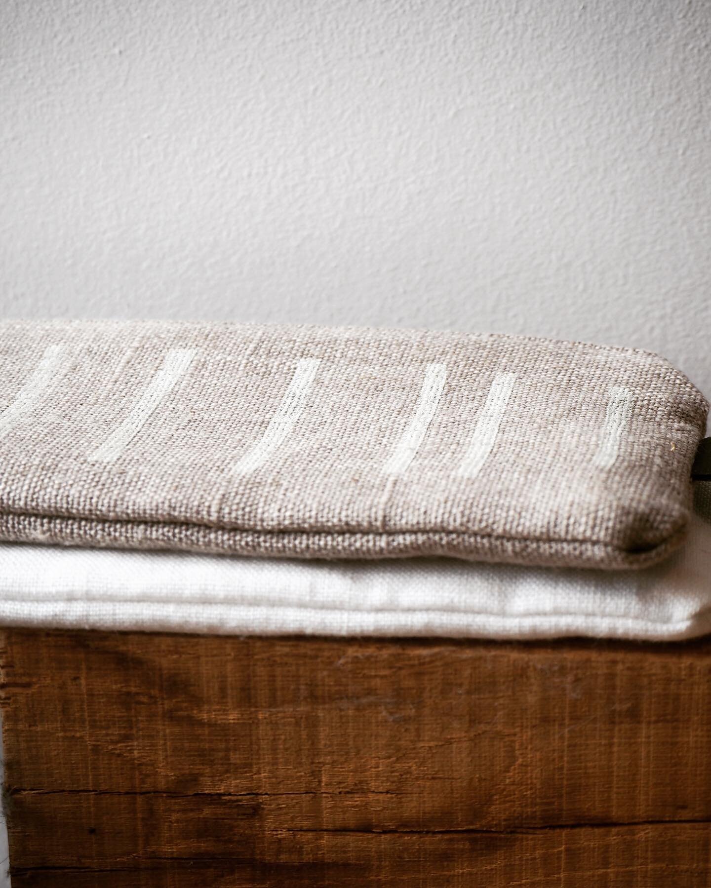 Our linen pencil case or small makeup case, perfect for carrying around all the little bits and bobs you may need during the day . . . 

makes a nice little gift too 🧡 

happy Friday x 
.
.
.
.
.
.
.
#pencilcase #makeupcase #makeupbag #storage #home