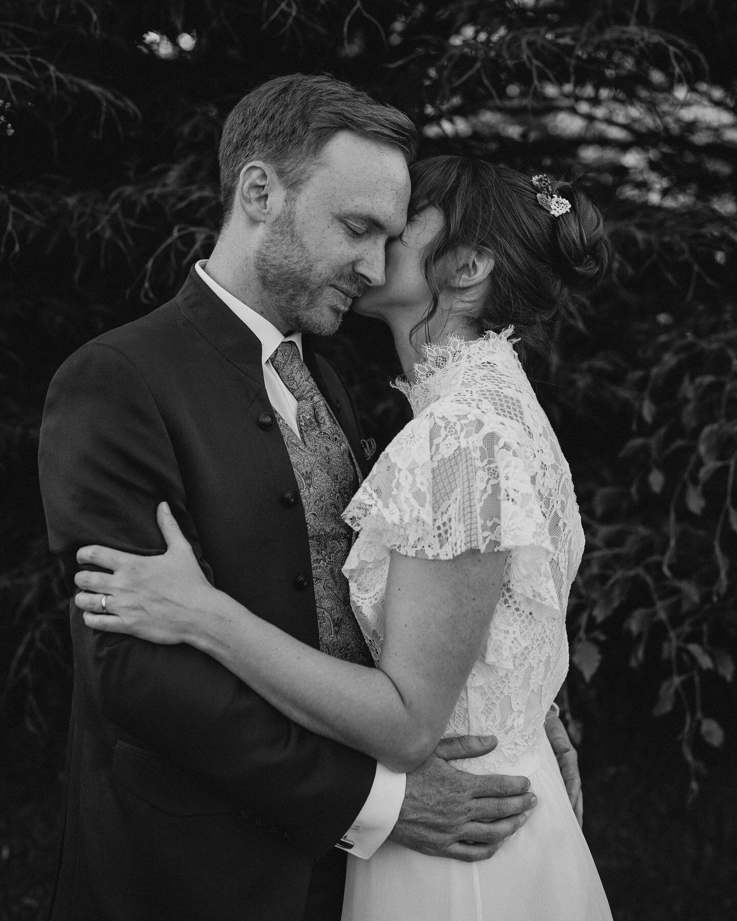 Intimate wedding moment with kids... Slide for the reality check 😂
Tiny human decided she wants to be part of her parent's couple pictures. So that's what we did for the remaining images❤️
Truly, I love weddings with kids. They add so much joy and f