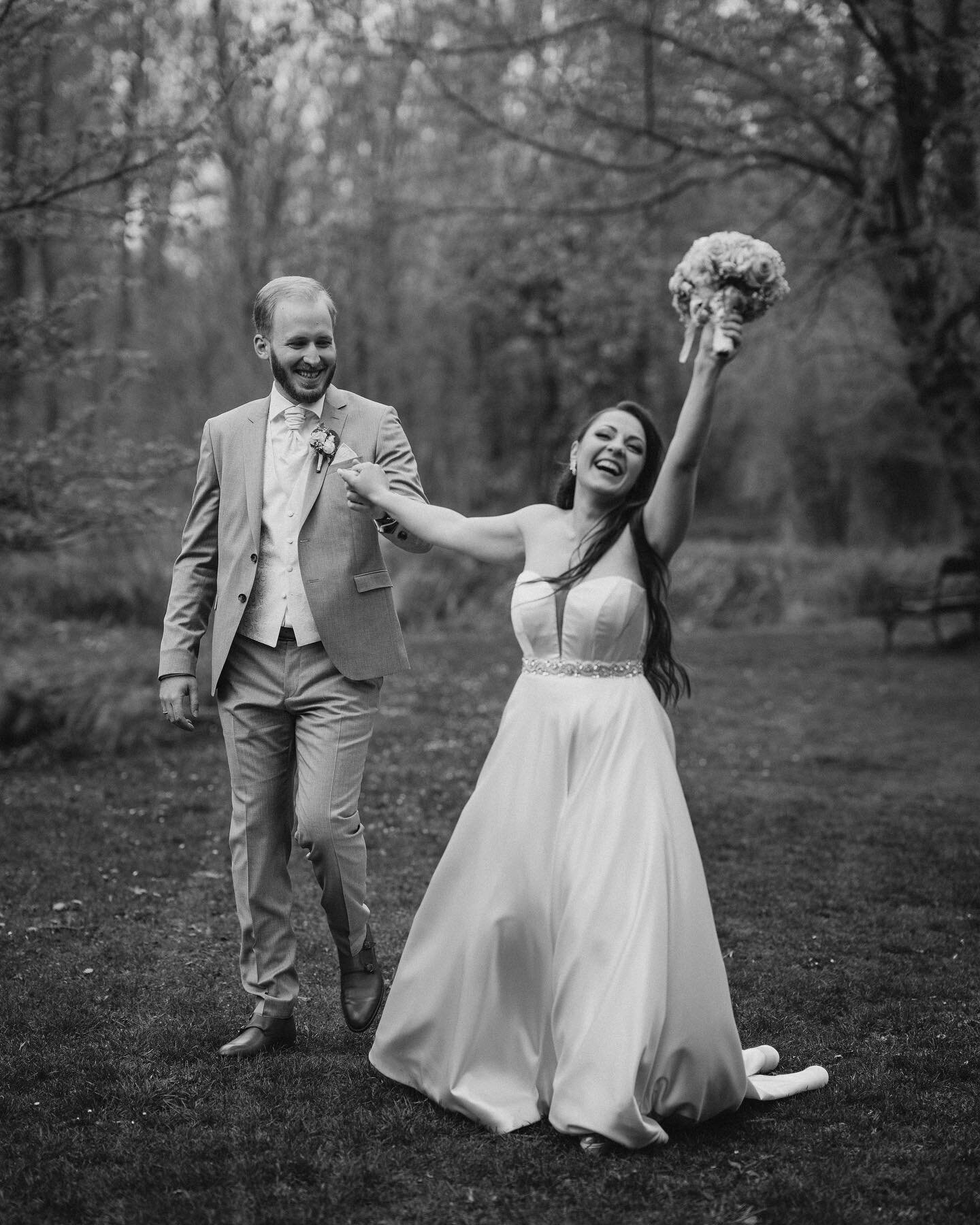 Happy vibes from last week's wedding. Oh the joy! 🤩

#brideandgroom #wedding2022 #viennaweddingphotographer #austriaweddingphotographer #loveandwildhearts #greenweddingshoes #junebugweddings #authenticlovemag #lovellope #ataleofhearts #littleriverma