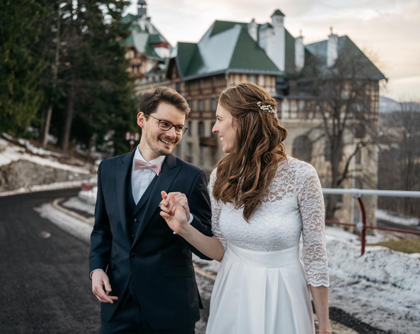 Yesterday was such a dream! An intimate winter wedding with so much love... My heart is full! 😍❄️❤️
.
.
.
#ataleofhearts #winterwedding #austriawedding #weddingphotographervienna #weddingphotographeraustria #semmering #mountainwedding