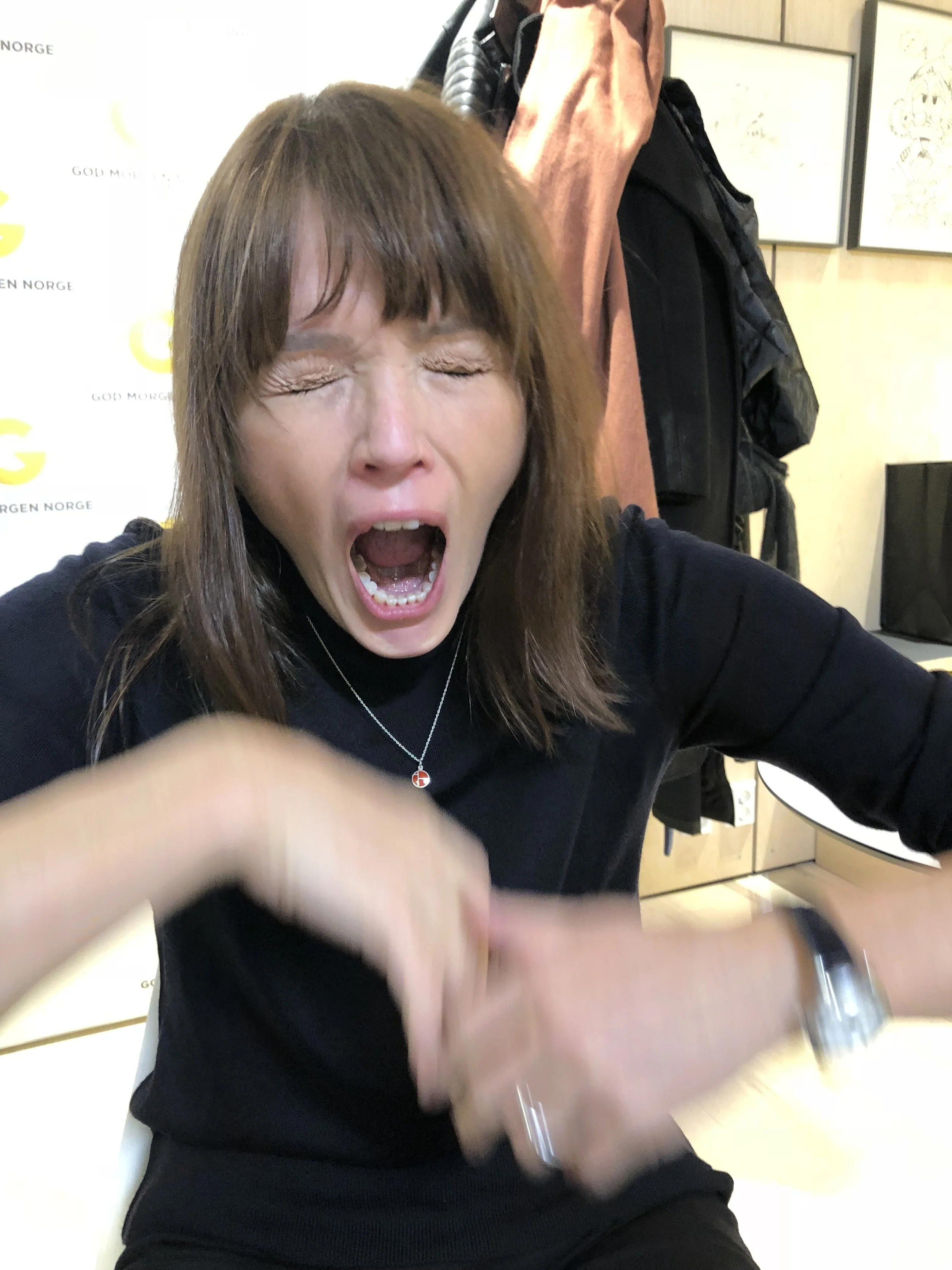  Min munn er lukket med sju slag, tidlig morgen på TV2 med Ingrid Bjørnov, før Desembertoner i Oslo Domkirke. 