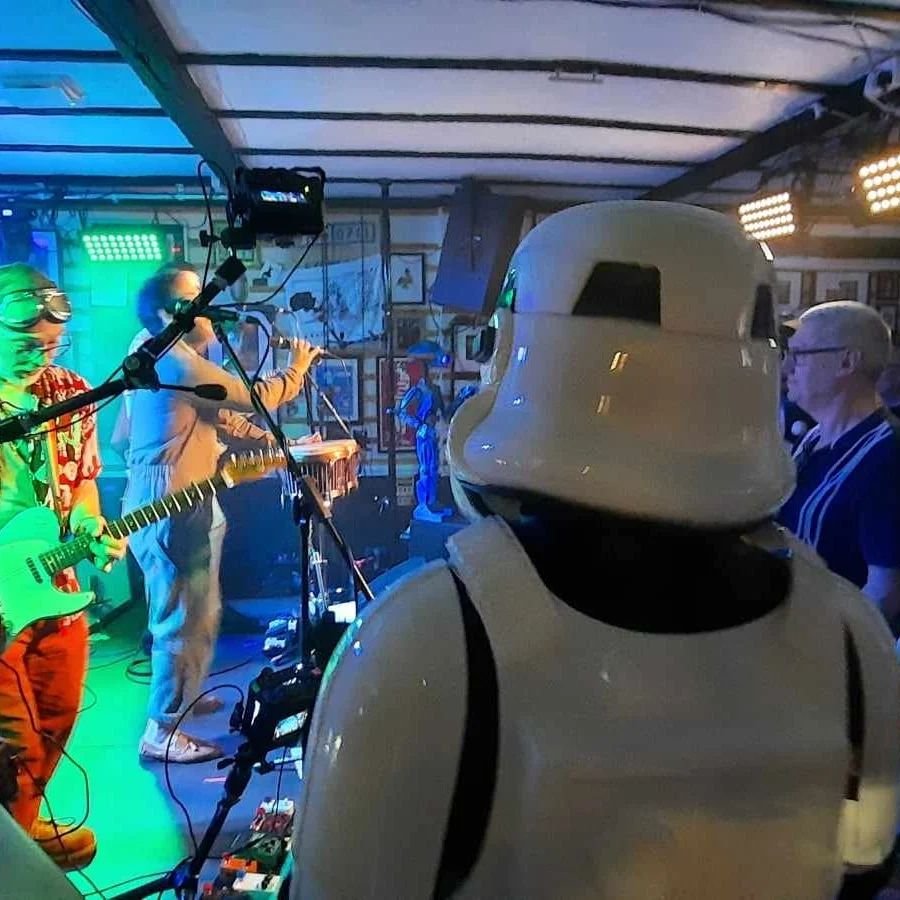 May 5th we were also out on patrol with fellow troopers from @5thlegionuk at @thesnugatherton supporting our friends @bluesharvest. It was an awesome gig! 

#livemusic #starwars