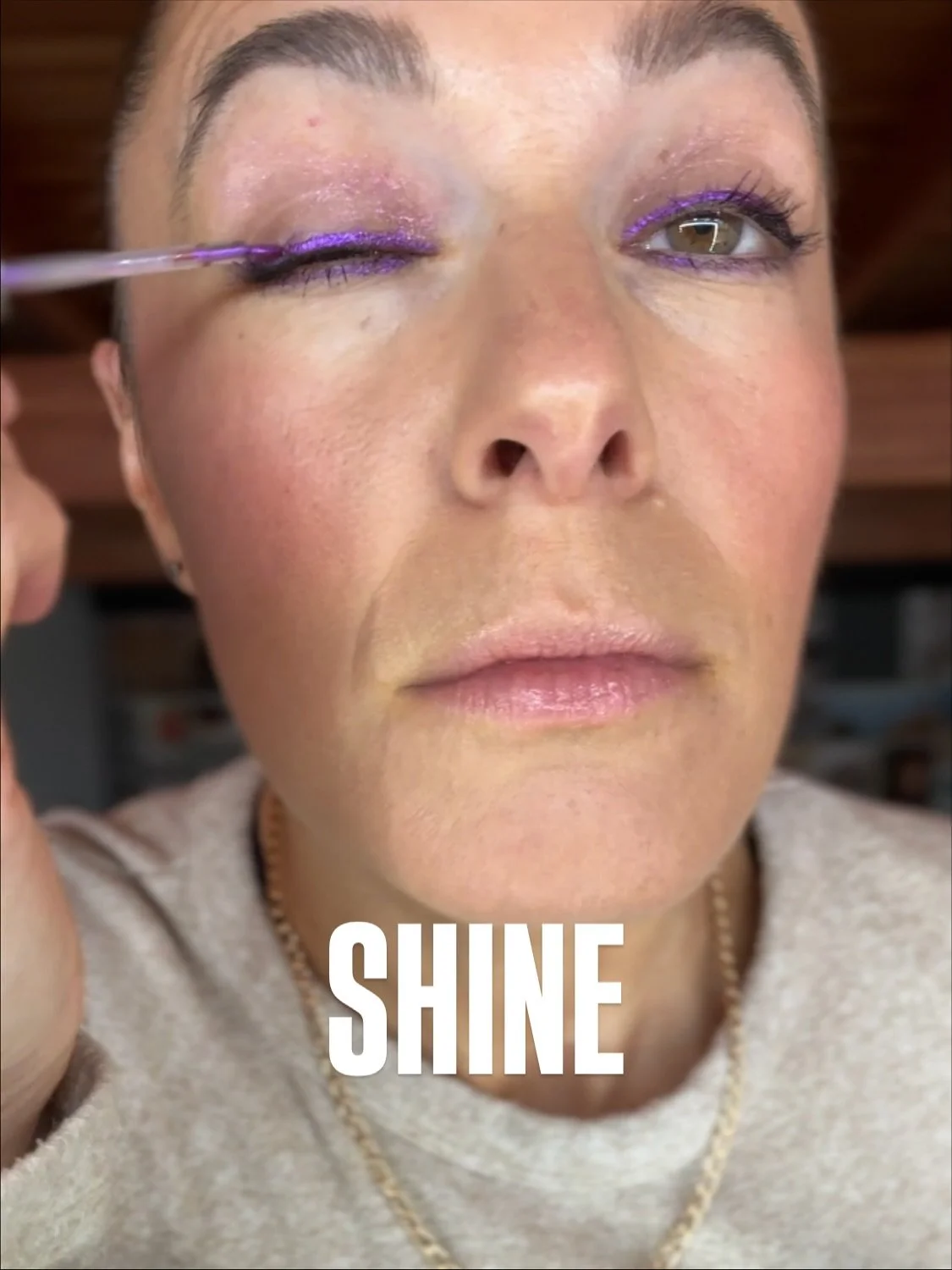 a bit of gliz 
pro tip&bull; know your balance. structure- shimmer- simplicity
comment &ldquo;simple&rdquo; for links 
@monikablunderbeauty @makebeautyofficial @violette_fr @crownaffair @rmsbeauty @societynautique