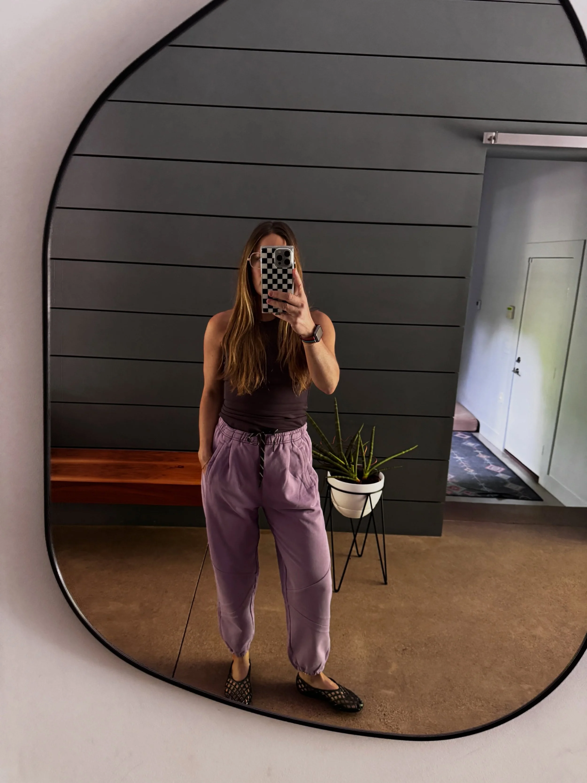 sweat pants &bull; make them cool by being you
pro tip&bull; can&rsquo;t say they will all be flattering but don&rsquo;t let that deter you from being comfortable and cool in sweats
@roucha__ 
@gap 
@nike @nikewomen @togethxr