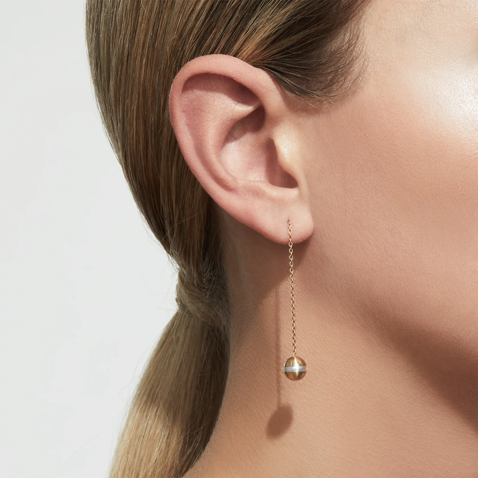 Rupert-Laycock-Shihara-Center-Pearl-Chain-Earring-Yellow-gold-0Degrees-01.jpg