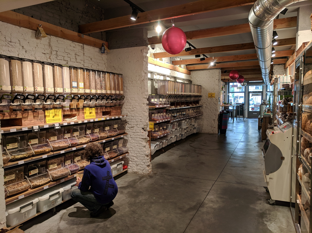 “Zero waste” concepts can help us reduce use of plastic and bring new social practices. Photo taken at Färm, Brussels, a package-free display at an organic store that also sells a wide variety of packaged goods.