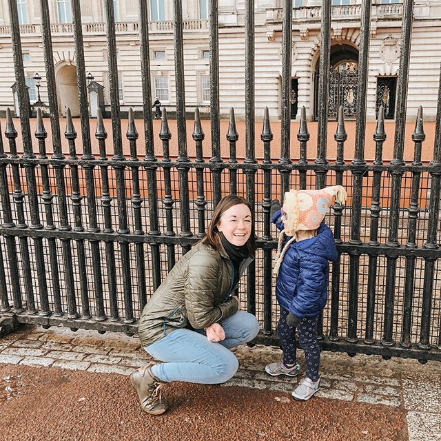 When we told A that we were going to see the queen&rsquo;s palace, she was certain that she&rsquo;d get to knock on the door and meet her (as well as &ldquo;all the princesses&rdquo;)...she settled for knocking on the gate, and I&rsquo;m planning mon