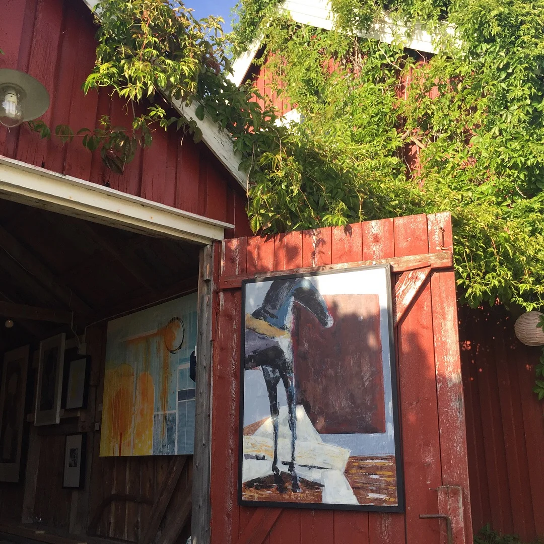  Slottemo Sommerkafe: prosa, pub og politikk. I august 2017 hadde jeg utstilling i vakre omgivelser. Verdals vakreste småbruk sies det :-)  