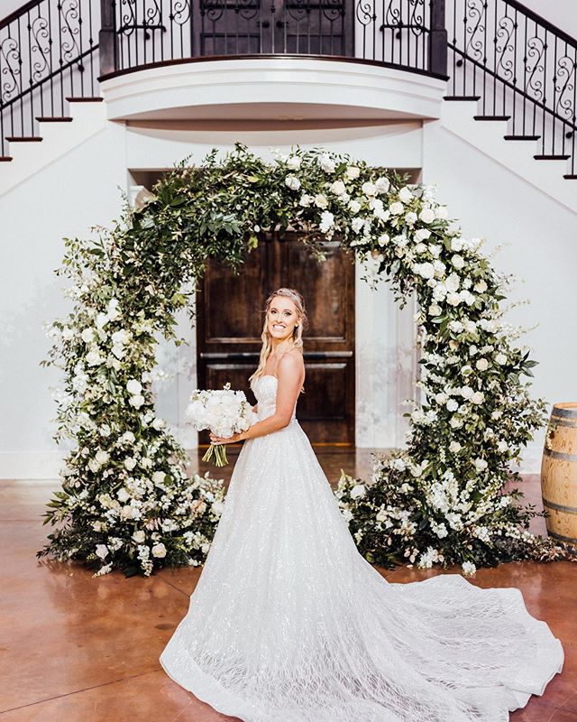 SO MUCH gorgeous-ness going on in this 📸 by @loveleighco.photos 😍 Such a stunning wedding!!! When @annak95 showed us some of her inspo for her wedding arbor florals, we were sooo excited and truly loved creating this☺️ Arbor rental: @ccollectif .
.