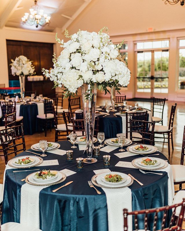 Happy Fridayyyy!!! @annak95 had a very classic and elegant vision for her florals and we loved how it all came together paired with this table set up by @borrowedandbluega 😍
.
.
#elegantwedding #winerywedding #weddingflowers #centerpieces #floraldes