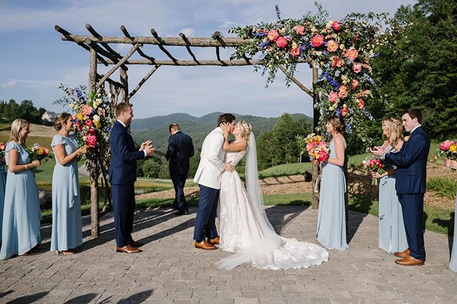 Gushing over this gallery from @michellescottphoto😍 @caseydbleuher thank you for trusting us with your vision, we had so much fun creating with this color palette! This is what wedding dreams are made of🙌🏻
.
.
#weddingceremony #mountains #lakeburt