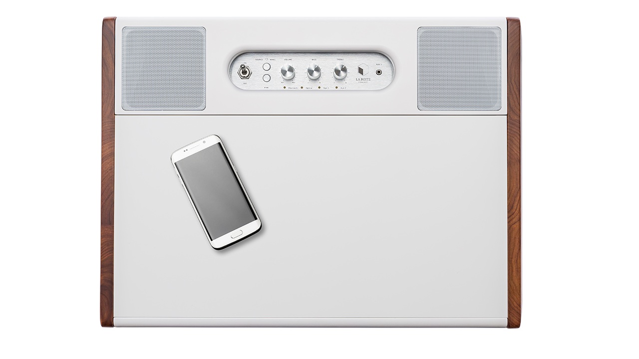 La+Boite+concept+-+Cube+Corian+Series+-+Samuel+Accoceberry+-+HD+-+Top+view+with+smartphone+copie.jpg