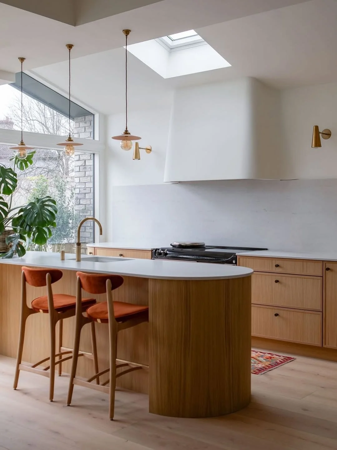 A moment for the stools 🧡
⁠
Our 366 Concept Bar Stools take centre stage in this beautifully designed kitchen by @lynneoloughlindesign - captured by @ruthmariaphotos and recently featured in The Gloss Interiors @theglossmag ✨
⁠
A seamless blend of s