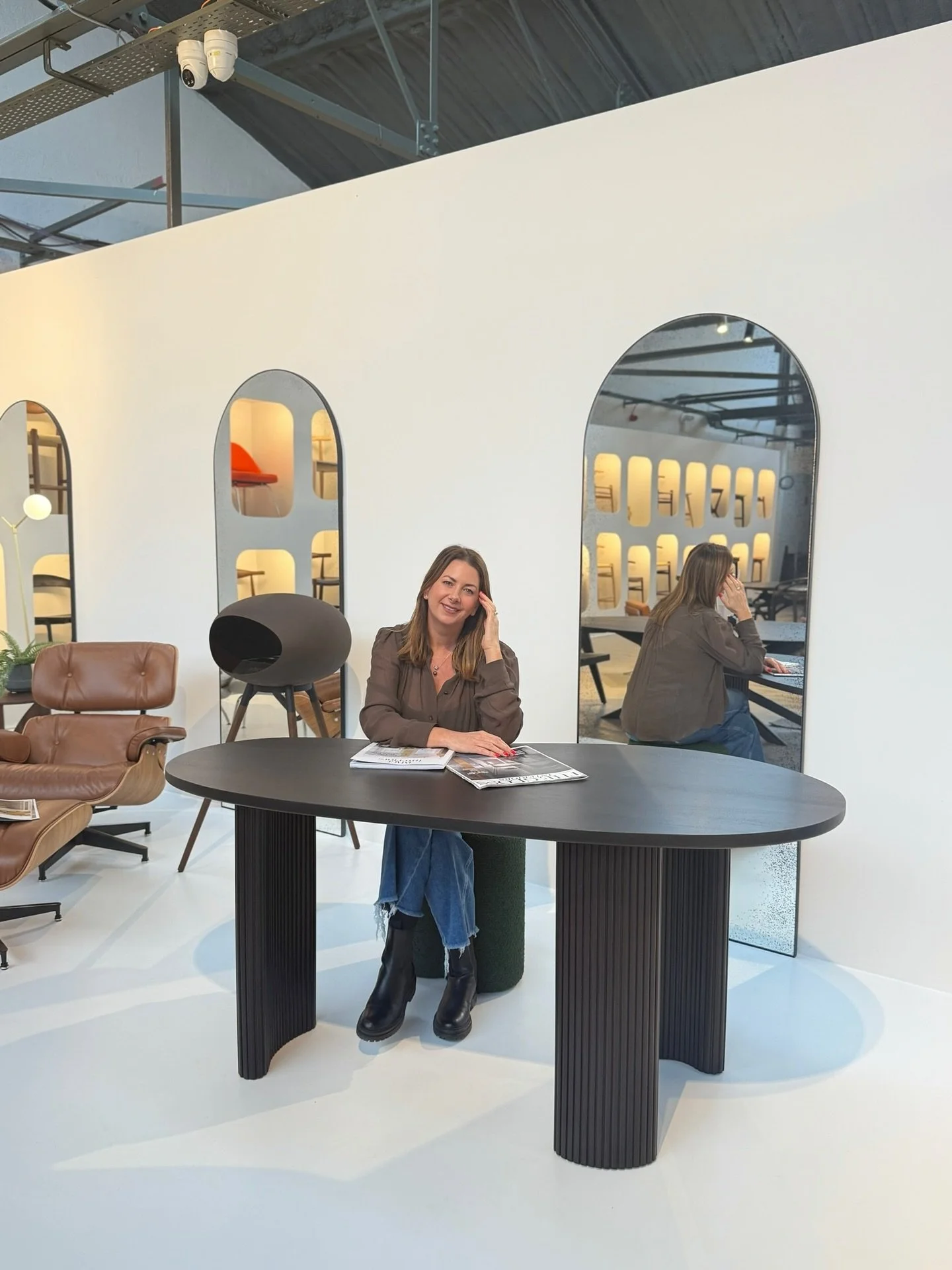 Fresh delivery from Ethnicraft has just landed in the showroom, including the beautiful Boomerang Desk ✨
Crafted from solid oak, this sculptural desk captures Ethnicraft’s signature balance of form and function with its elegant curves, refined