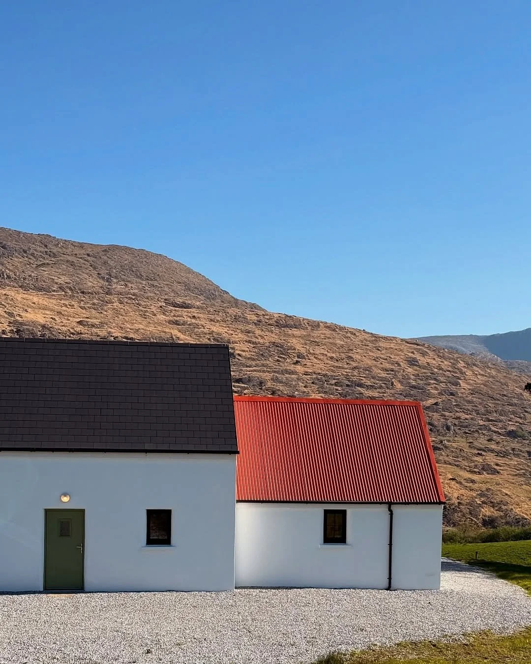 There&rsquo;s something special about the simplicity of Jacob&rsquo;s Cottage, nestled in the heart of Beara along the Wild Atlantic Way 🌿
⁠
This incredible home balances modern architecture with its breathtaking surroundings, letting nature take ce