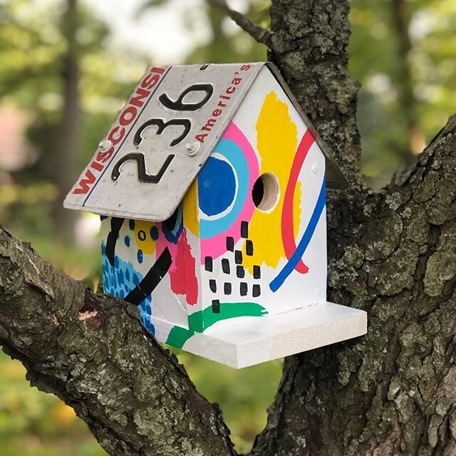 License Plate Birdhouse! 🐦 
Check out my websites latest blog post to learn how to make one yourself.  Which of mine do you like more? #birdhouse #artteachersofinstagram #artteacher #backyardbirding #nestingseason #diyprojects #wrenhouse #birdconser