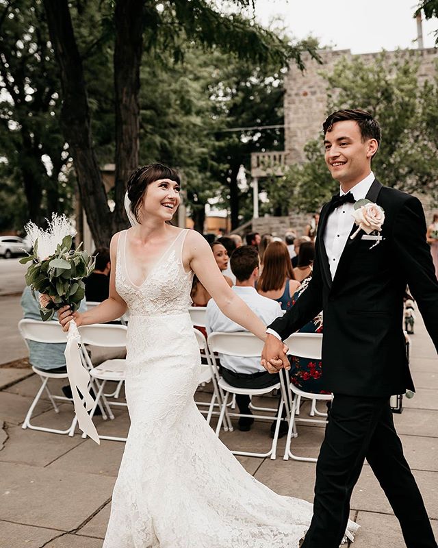 a big 🖕 to the guy who dropped off a port-a-potty right behind these two in mid ceremony and laughed his ass off while doing it, what a shitty thing to do hahahaha😂 but I obviously laughed my ass of with him. What can you do. But these two were sti