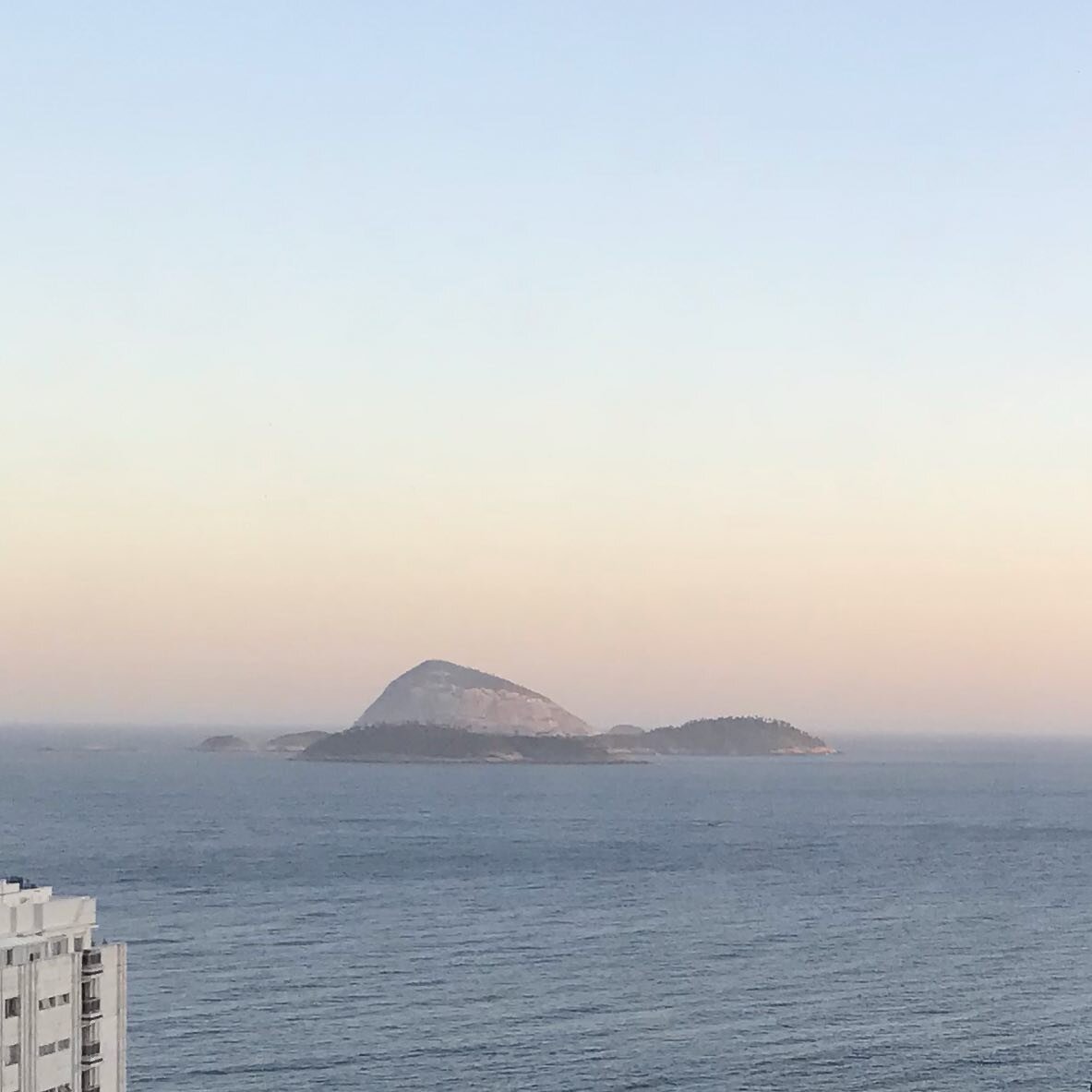 Rio 🤍
.
.
.
#tdoarquitetura #arquitetura #paisagem 
#arquiteturacarioca #arquitetosriodejaneiro #riodejaneiro #errejota #ipanema #ipanemabeach