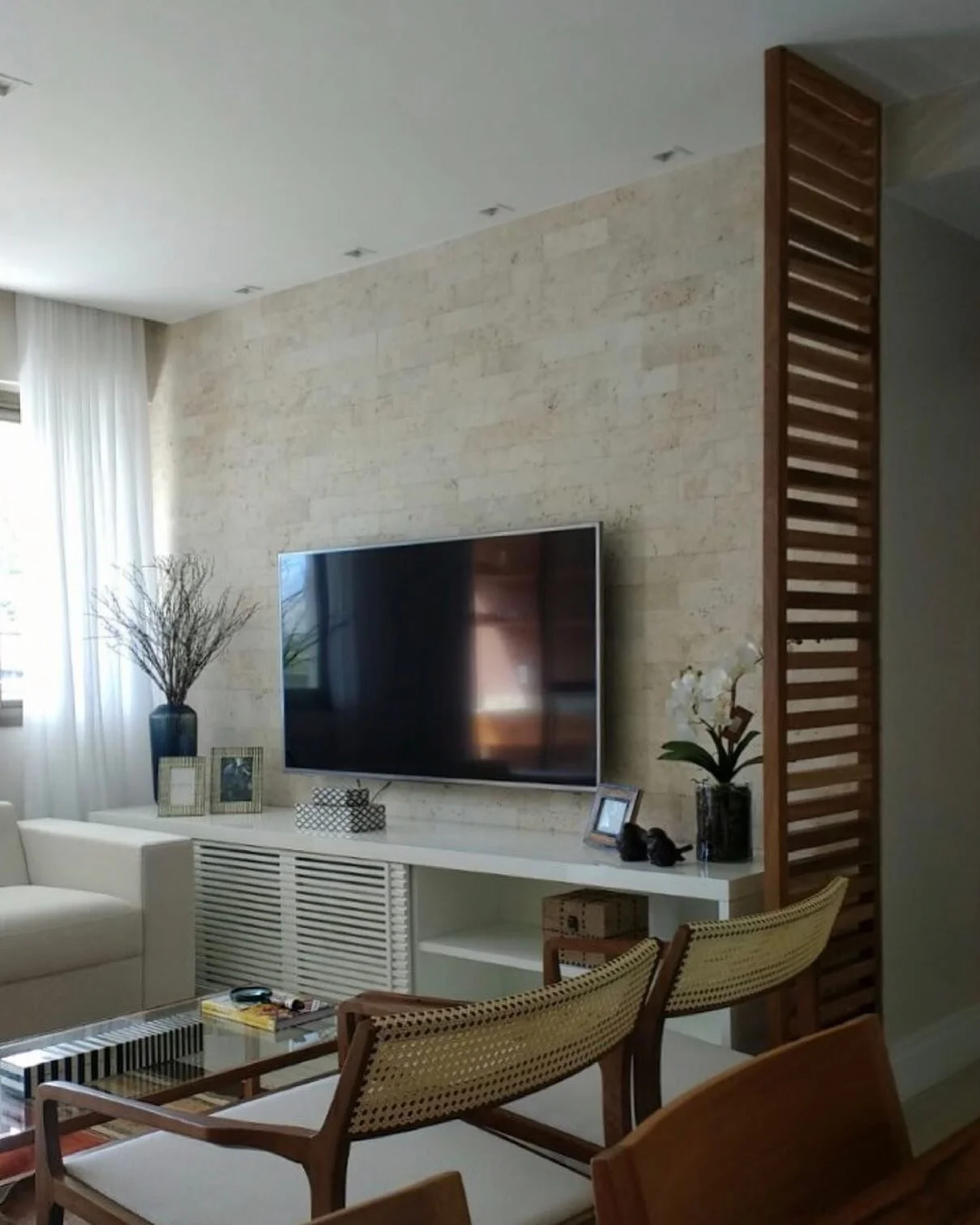 Sala de estar | Apartamento VS
.
.
.
Parceria: Luiz Wallace
#arquitetura #architecture #arquiteturacarioca 
#design #interiordesign #designbrasileiro
#mobili&aacute;rio #riodejaneiro #errejota