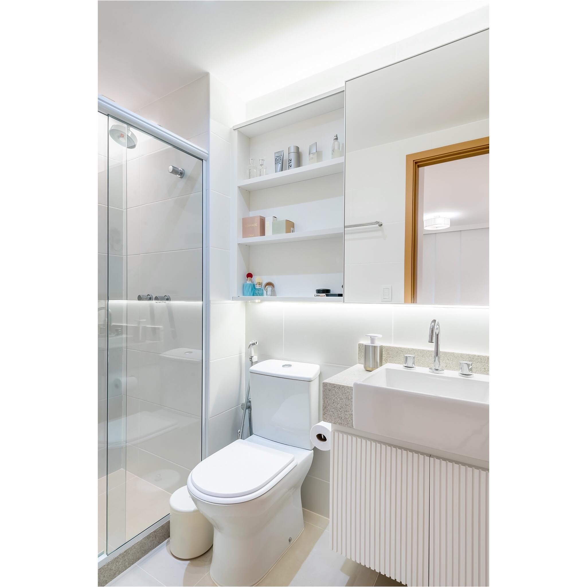 Banheiro branco | Apartamento R
.
.
.
Foto: Wagner Pinheiro
#projetoresidencial #reforma #apartamento 
#arquitetura #design #interiordesign