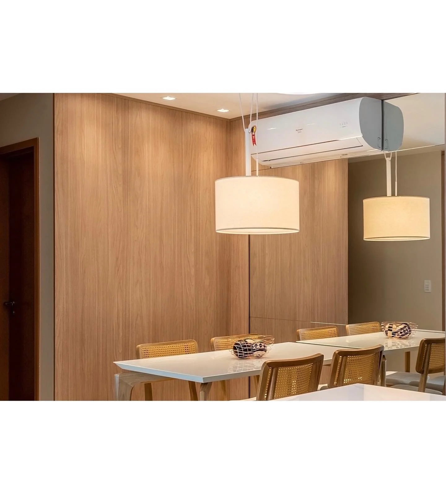 Sala de jantar | Painel de marcenaria + espelho 
.
.
.
Foto: Wagner Pinheiro
#projetoresidencial #reforma #apartamento 
#saladejantar #arquitetura #design