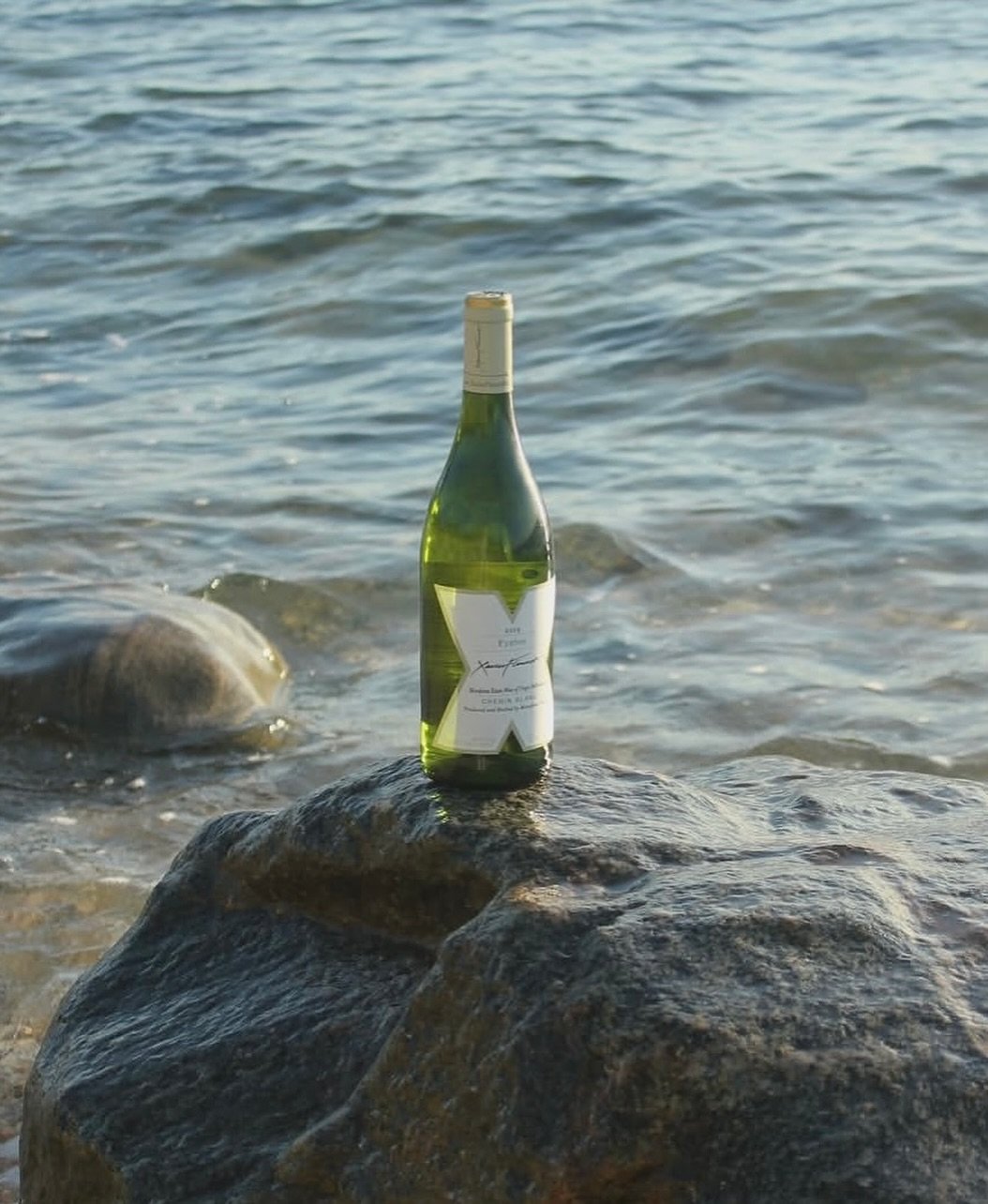 It&rsquo;s the first day of summer - and also Drink Chenin Blanc Day! Kick off the week with our South African Fynbos Chenin Blanc by @mooiplaaswines.