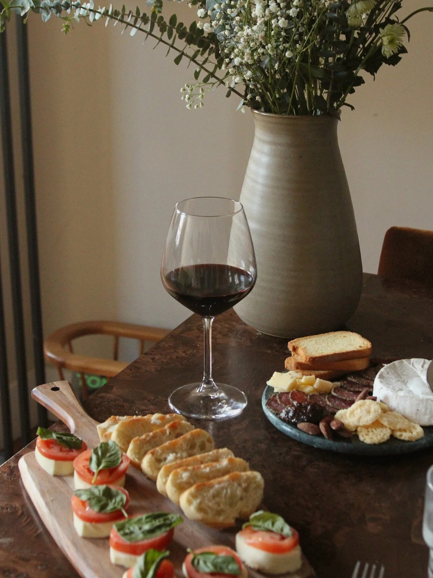 Our ideal Friday plan: enjoying good food paired with good XF wine 🍷 Cheers to the weekend!
