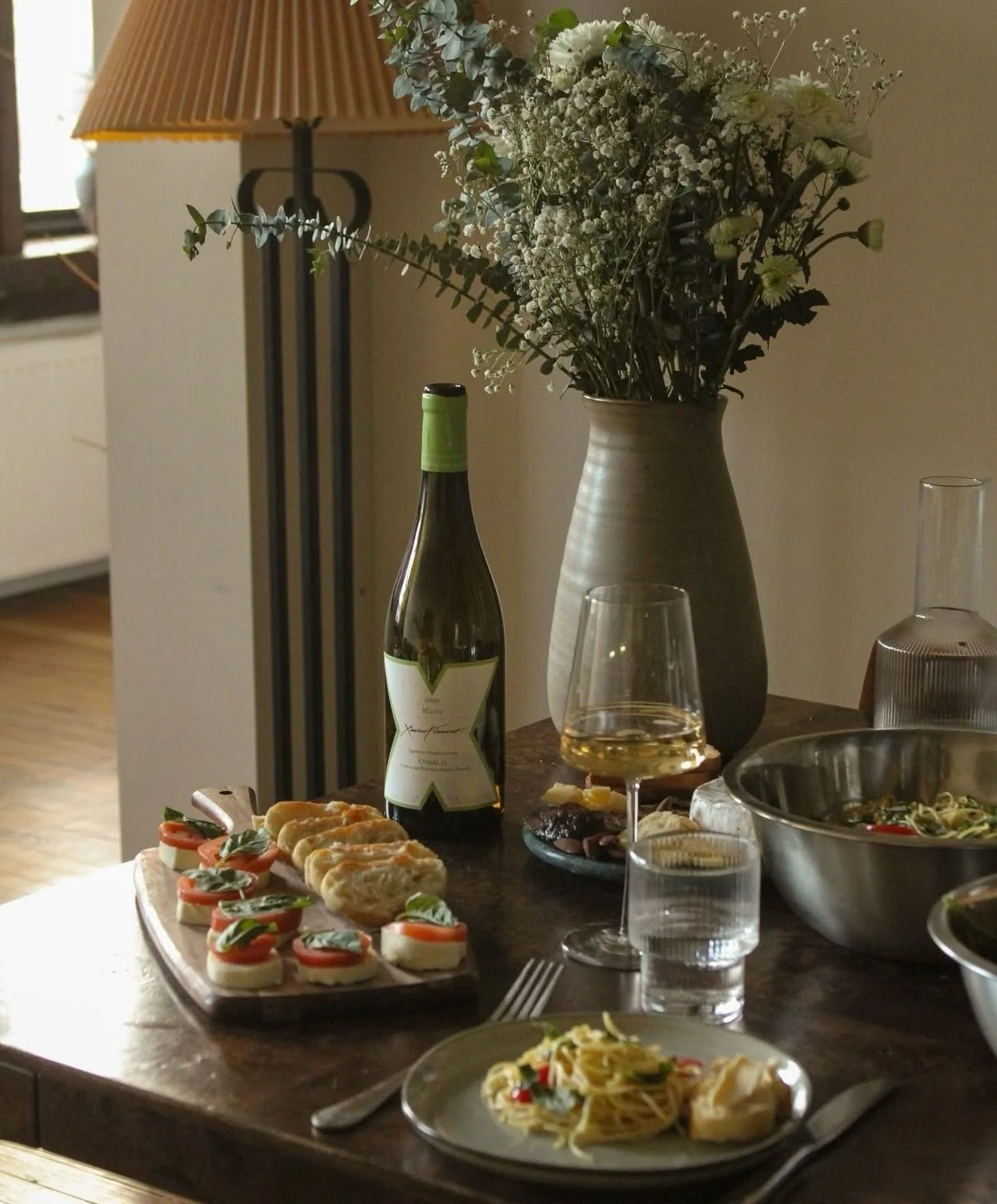 Get ready to spring forward this weekend 🌼  Toast to warmer weather and longer days with Marly Chablis, a crisp and bright Chardonnay produced by @domainehamelin in Burgundy, France.