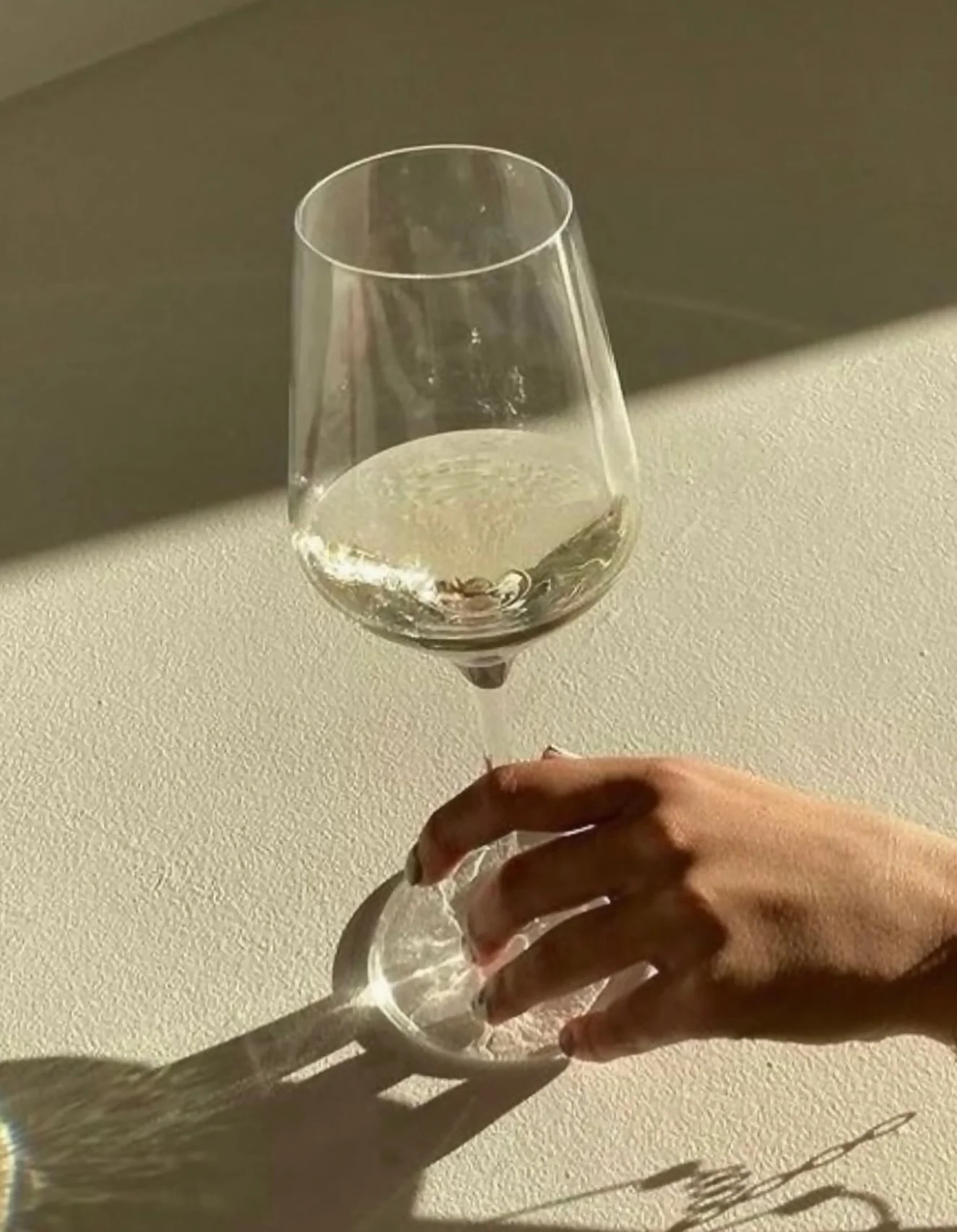 Sunny days call for Sancerre ☀️ Bright and refreshing with clean citrus flavors, French Blonde is the perfect pairing for spring.