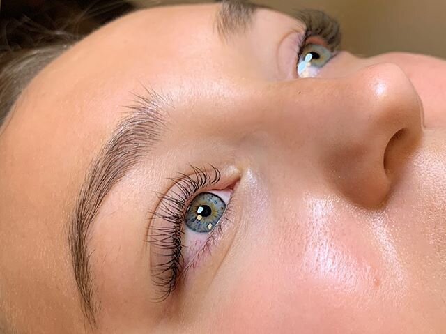 Take a look at this natural classic lash extension set 💕 Damage Free Lash Extensions=Clean and precise work. Want extensions but don&rsquo;t want them to look fake or thin out your lashes? Book here today! https://www.thebeautyroutine.net/