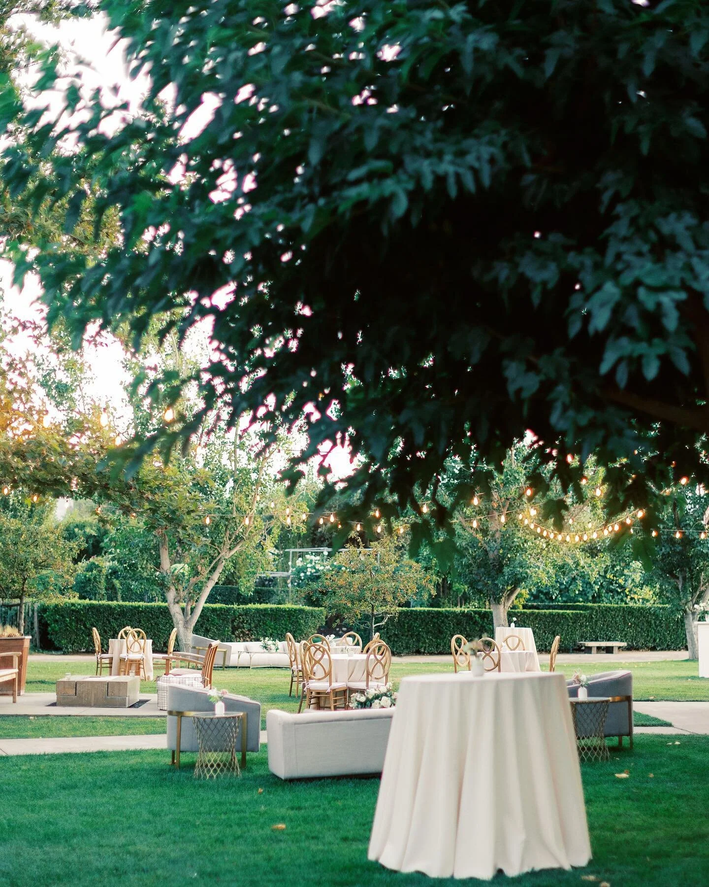 We love a good cocktail hour moment!  This space is another opportunity to design with lounge furniture, florals and personalized touches that compliment the overall aesthetic of your day.✨ 

Wedding Planning: @cmg_events
Venue: @cornerstonesonoma 
P