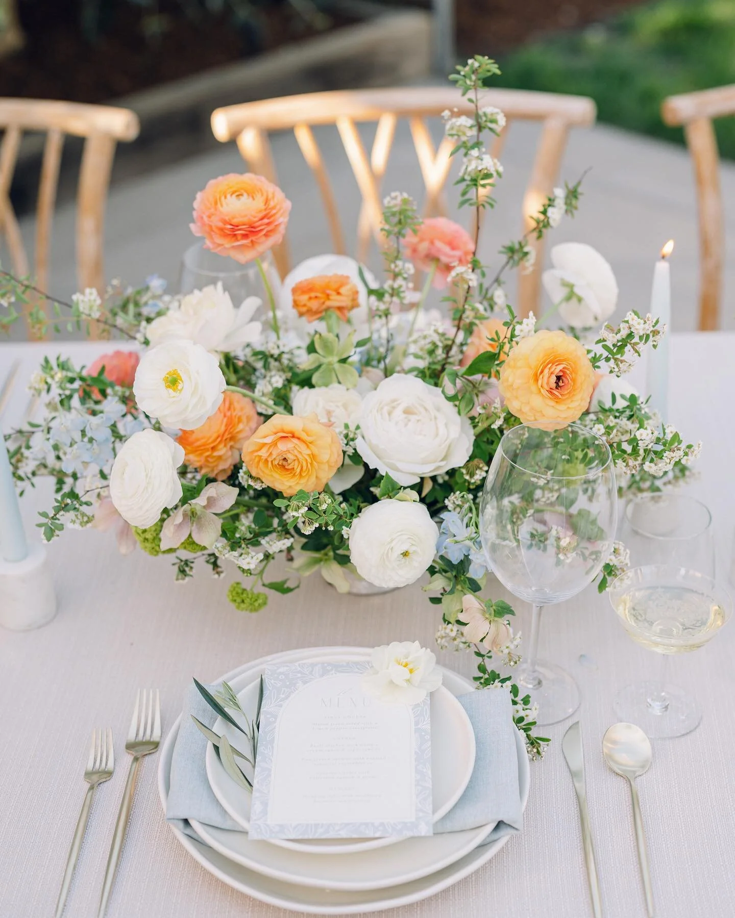 The fluffiest Ranunculus and dainty Spirea from @pucksgarden @lauraelizabethflowers @marionmossfloral 

With @caitlinoreillyphotography @youreventbyerin @encoreeventsrentals @napavalleylinens @mintedweddings 

#springtablescape #springflowers #ranunc