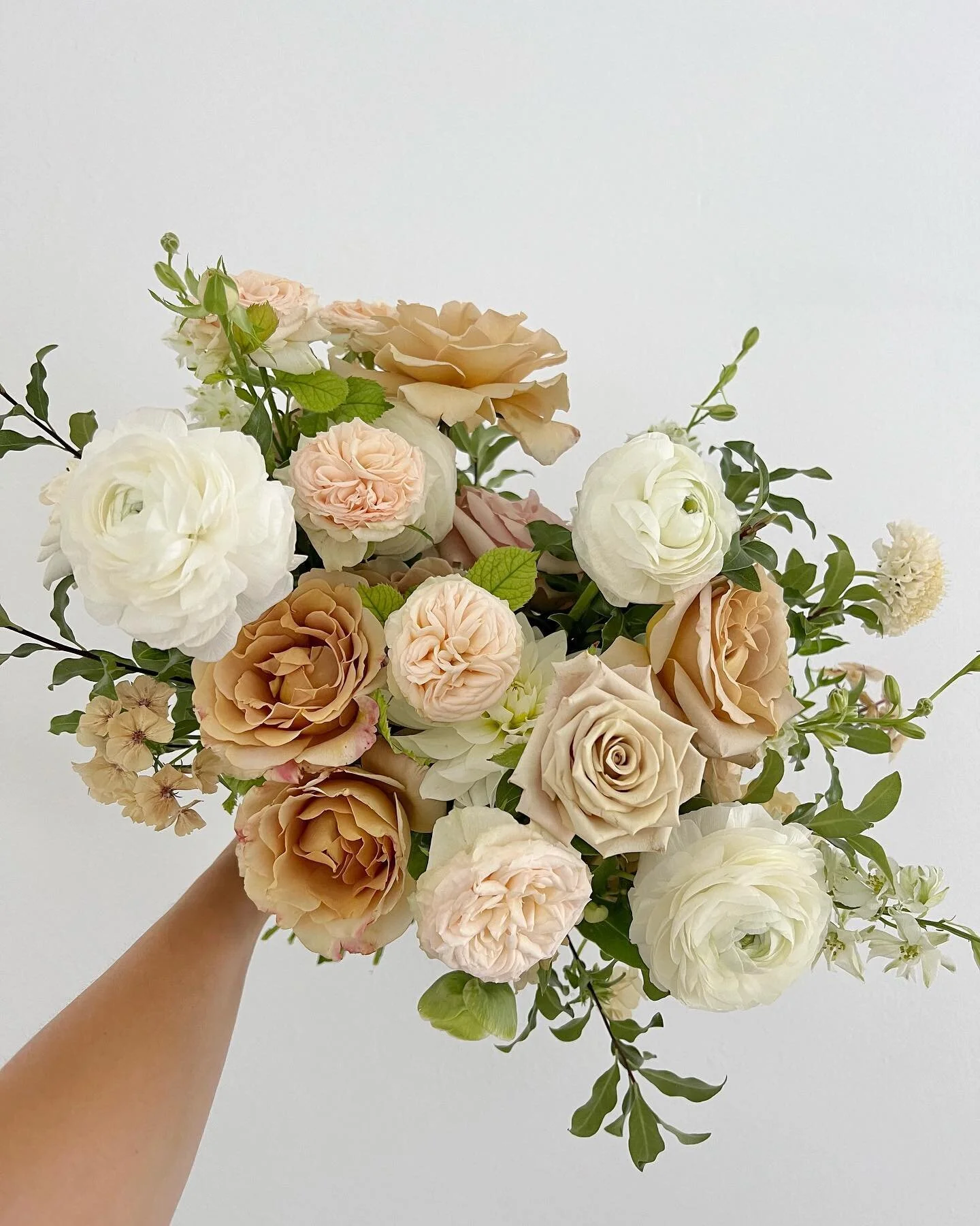 Have been seeing so many beautiful roses on my morning walks and it reminded me of this pretty girl from last summer.  Love this neutral nude palette, perfect for incorporating just a bit of color 🩰

#weddingbouquet #gardenroses #weddingflowers #nap