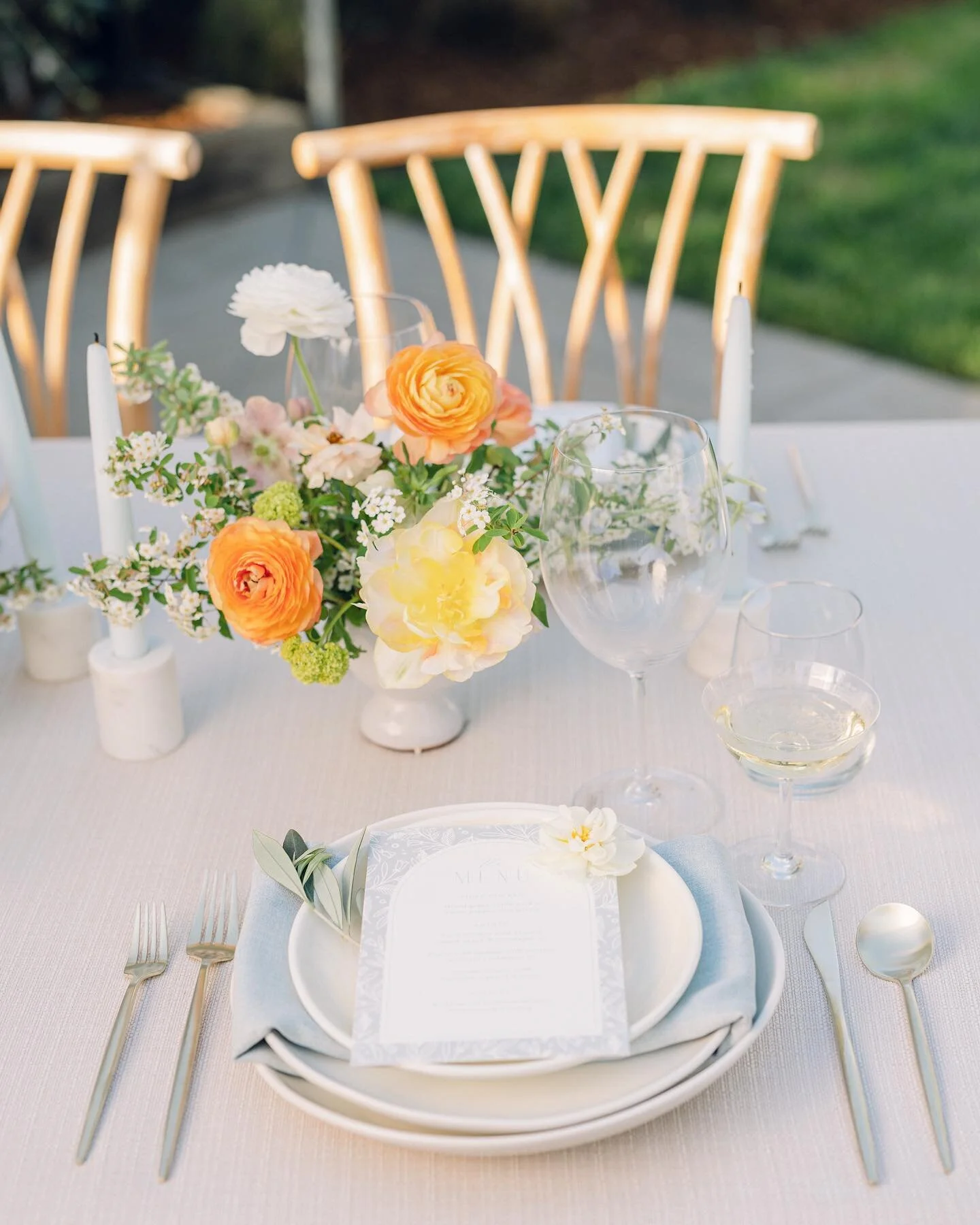 Love seeing petite arrangements added into tablescapes lately as they add so much interest and depth.  You can pair them with a focal centerpiece or multiple petites arrangements per table, and candles are always a must! 

@caitlinoreillyphotography 