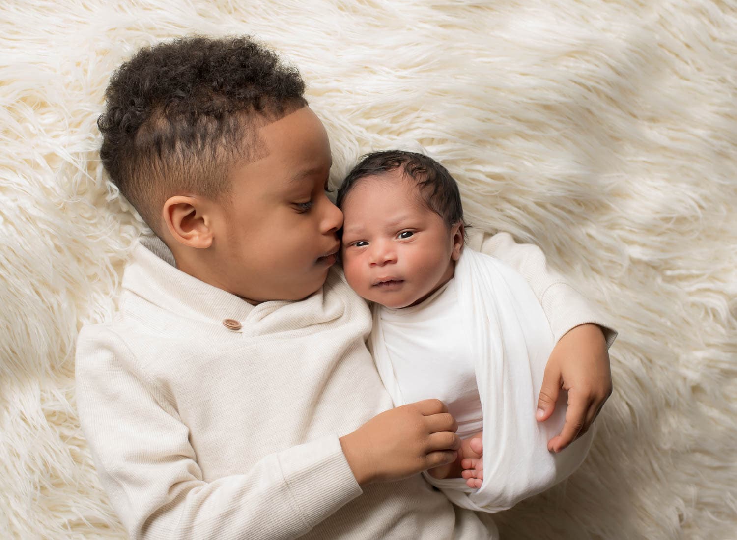 newborn photoshoot with siblings