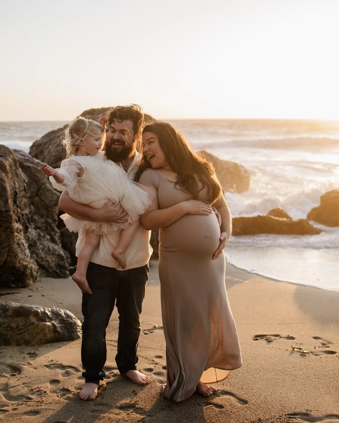 Golden hour at Dume Beach, capturing Sonya, Sam, and their sweet girl as they soak in these last moments before their family grows. There&rsquo;s something so special about the anticipation and the quiet in-between moments.✨