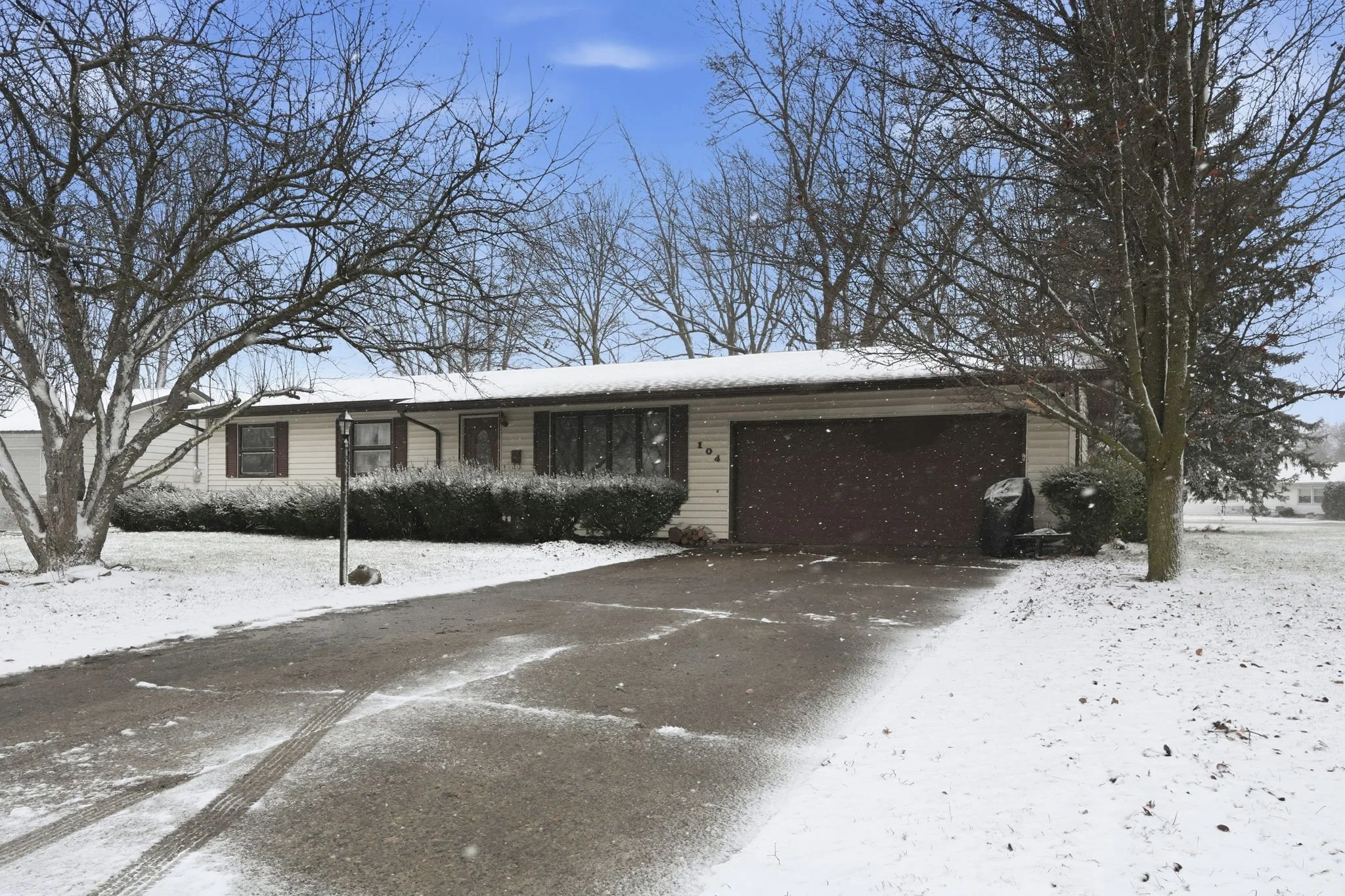 Pending!! 104 S Park Ln, Butler, IN 46721